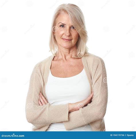 135,933 Beautiful Older Woman Portrait Stock Photos & High。